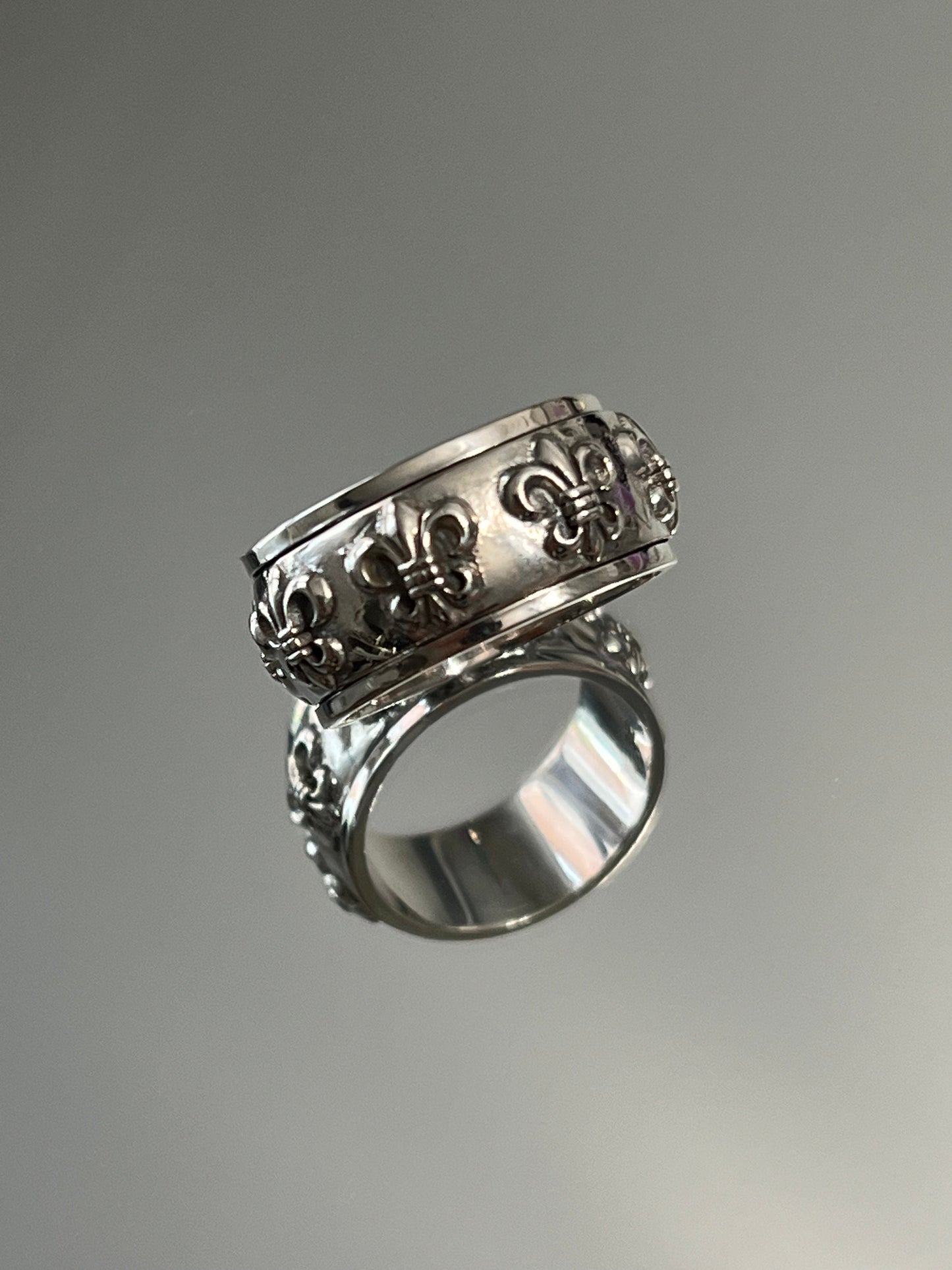 Fleur De Lis Spinner Band