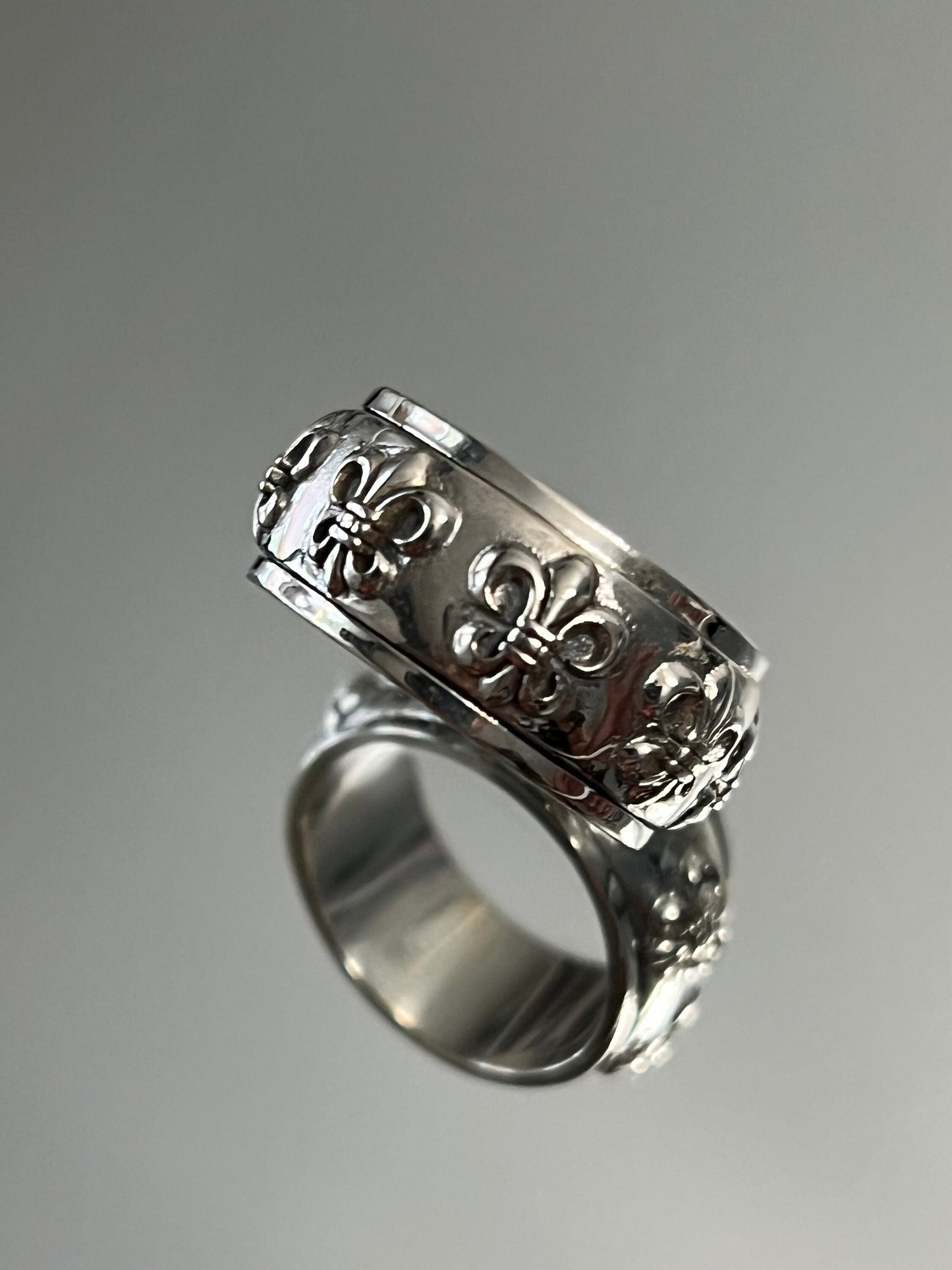 Fleur De Lis Spinner Band