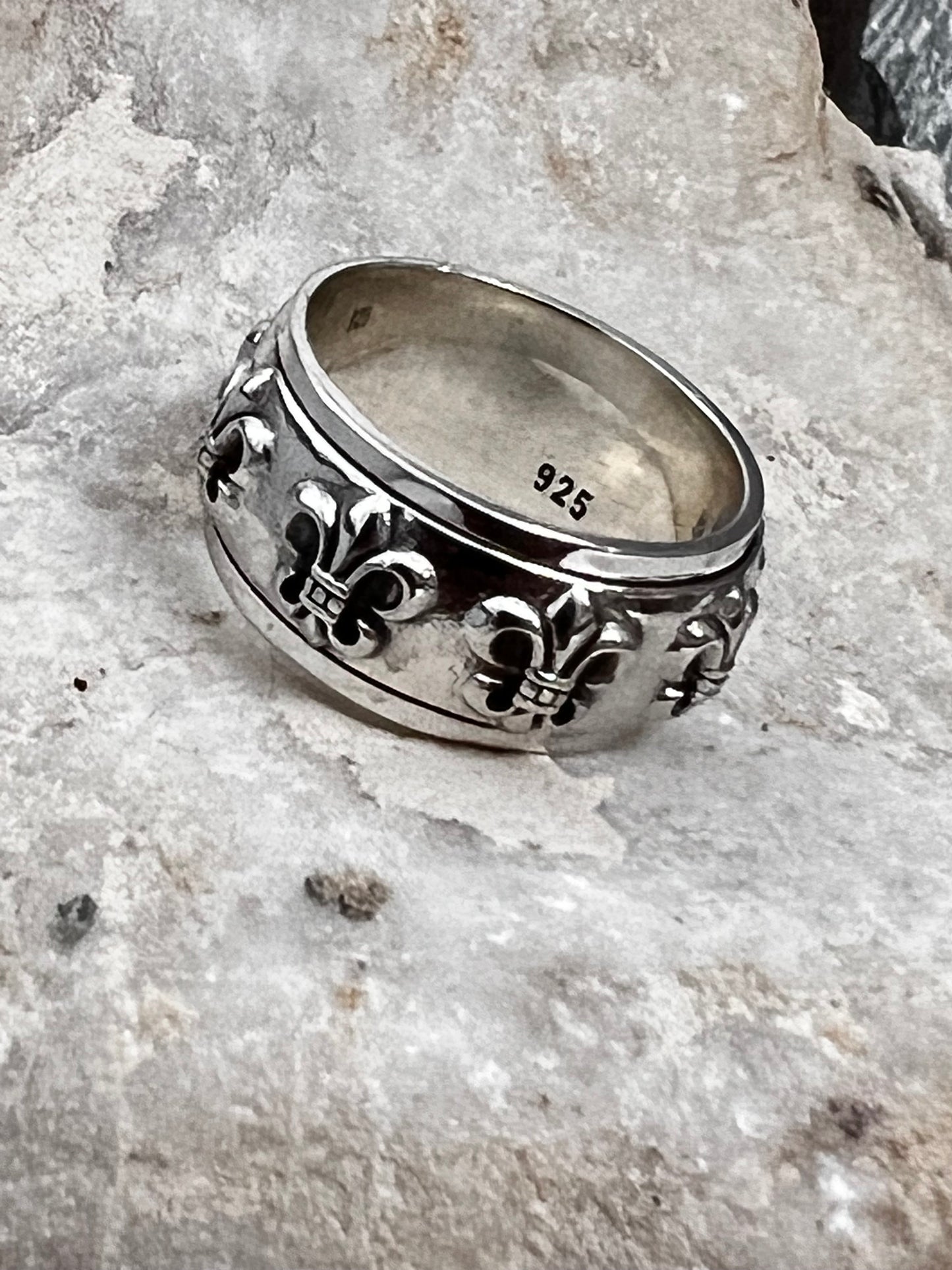 Fleur De Lis Spinner Band