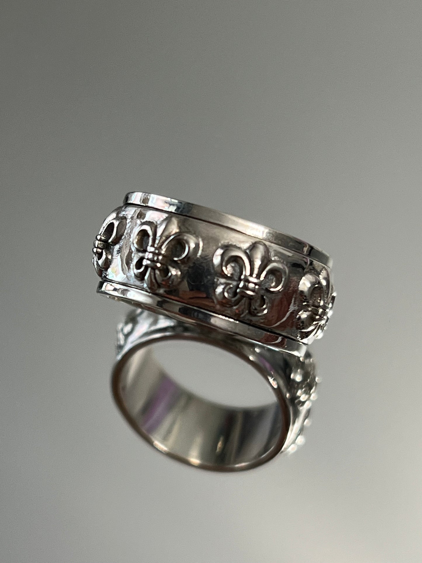 Fleur De Lis Spinner Band