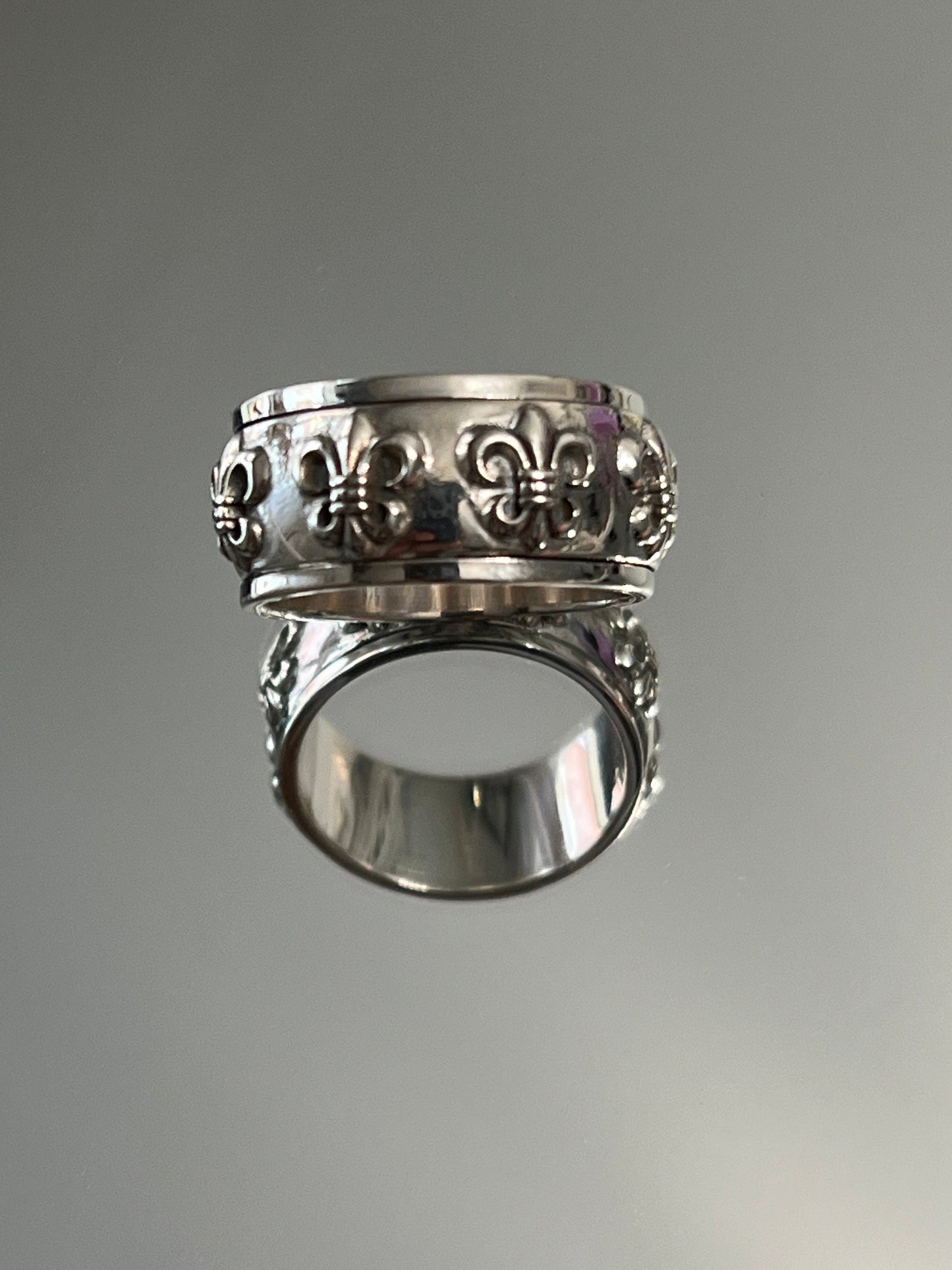 Fleur De Lis Spinner Band