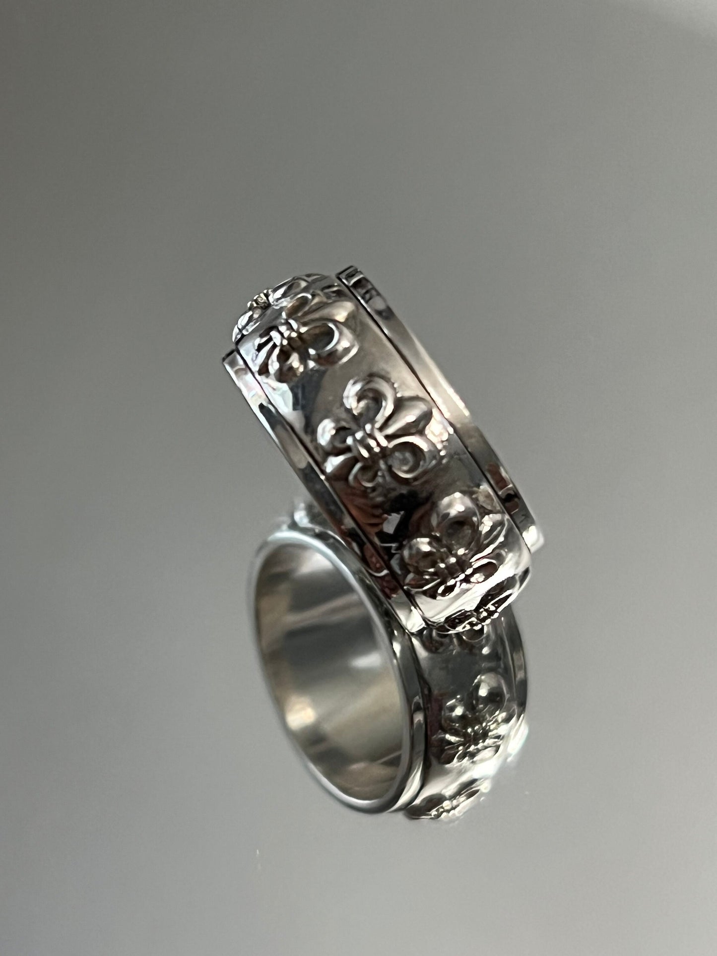 Fleur De Lis Spinner Band