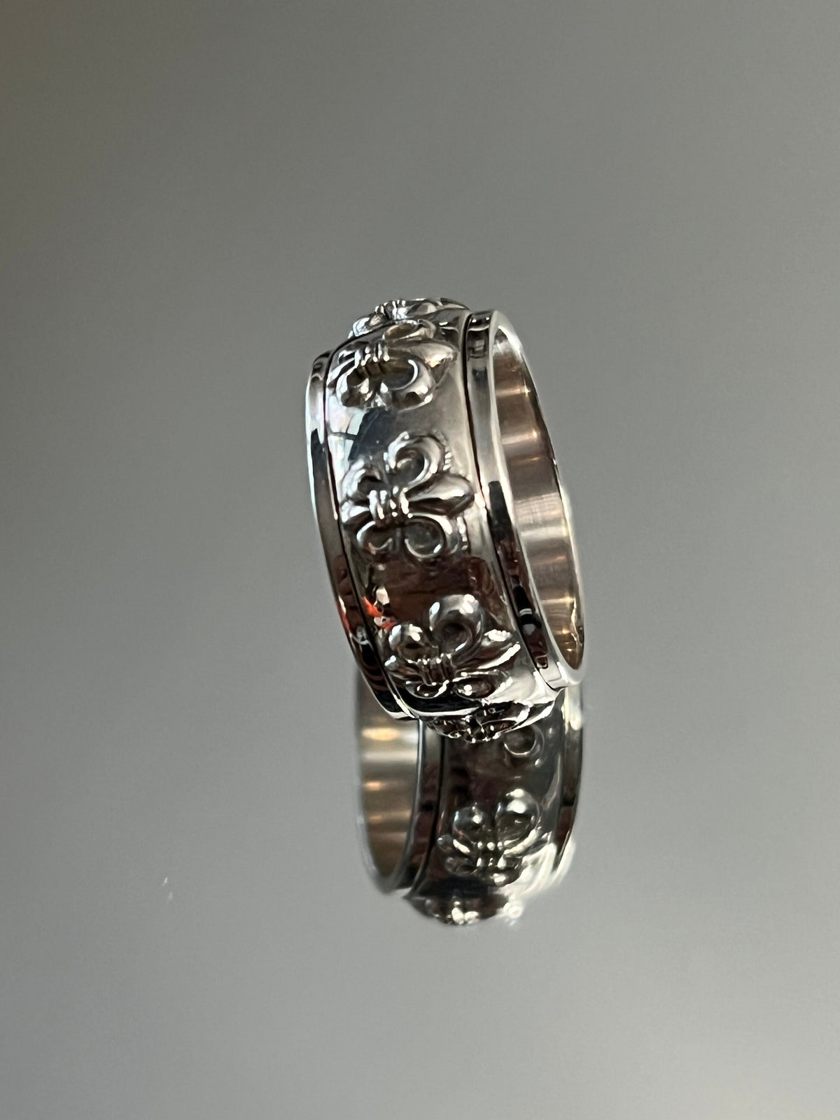 Fleur De Lis Spinner Band