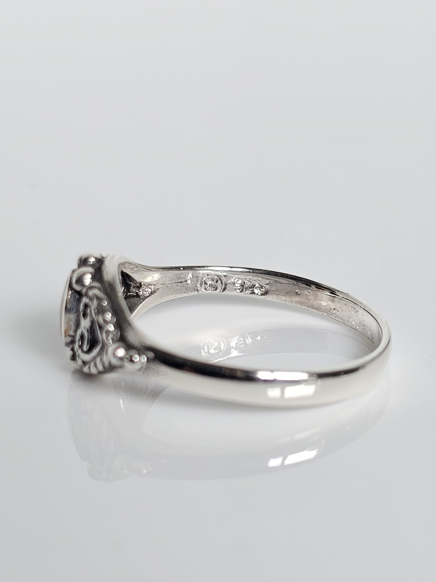 Sterling Silver Signet Ring with Red Agate Stone - Unisex 8mm Face, 2mm Band