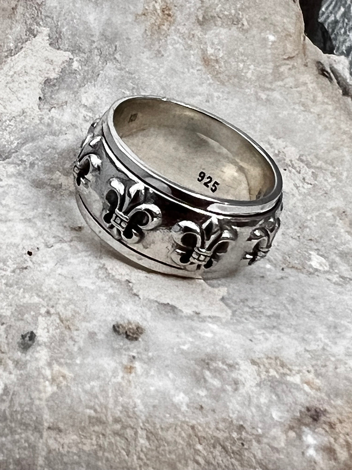 Fleur De Lis Spinner Band