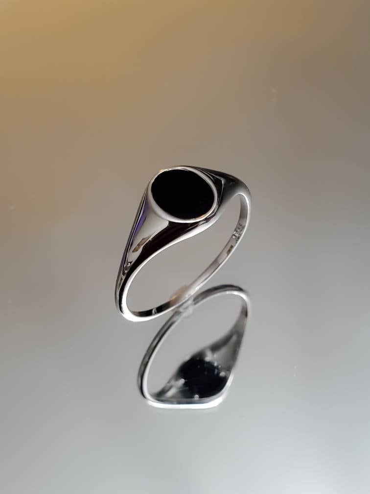 Simple Signet Black Agate Ring