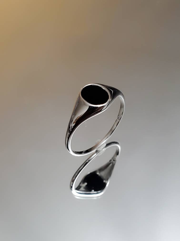 Simple Signet Black Agate Ring