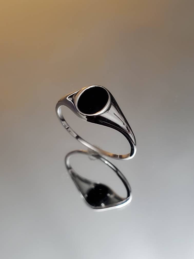 Simple Signet Black Agate Ring