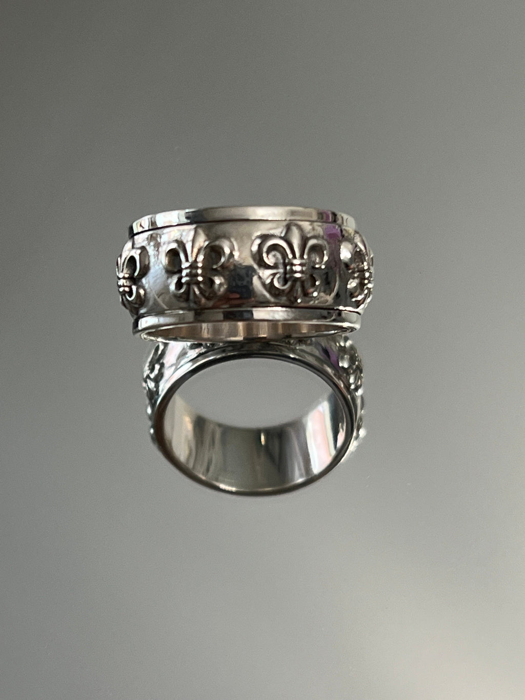 Fleur De Lis Spinner Band