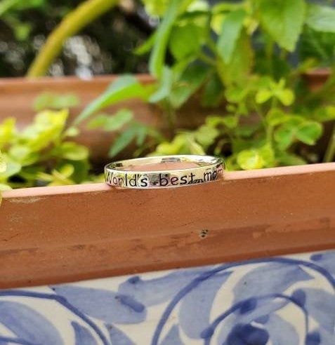 Engraved World's Mom – Detail