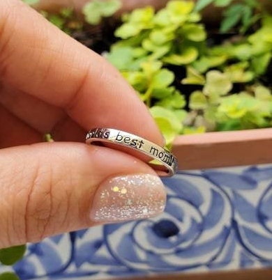 Engraved World's Mom – Detail