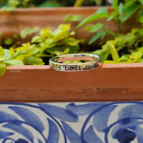 Engraved World's Mom – Detail