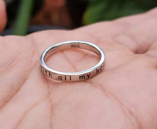 Engraved Mom – Detail