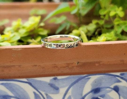 Engraved Mom – Detail