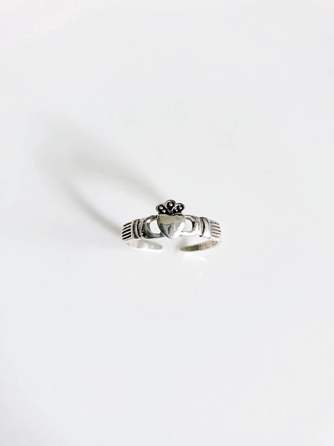 Claddagh Dainty Toe Ring