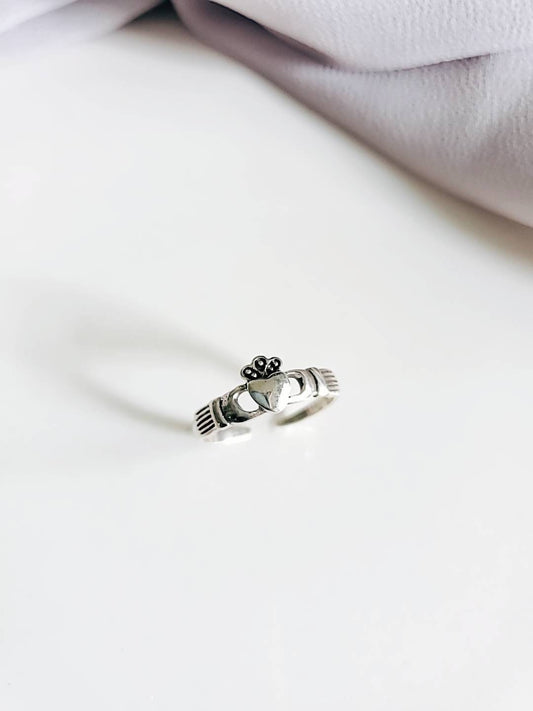 Claddagh Dainty Toe Ring