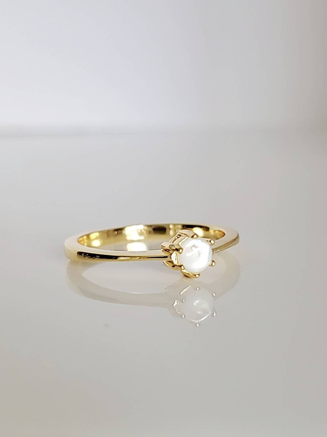 Solitaire Mother of Pearl Gold Ring