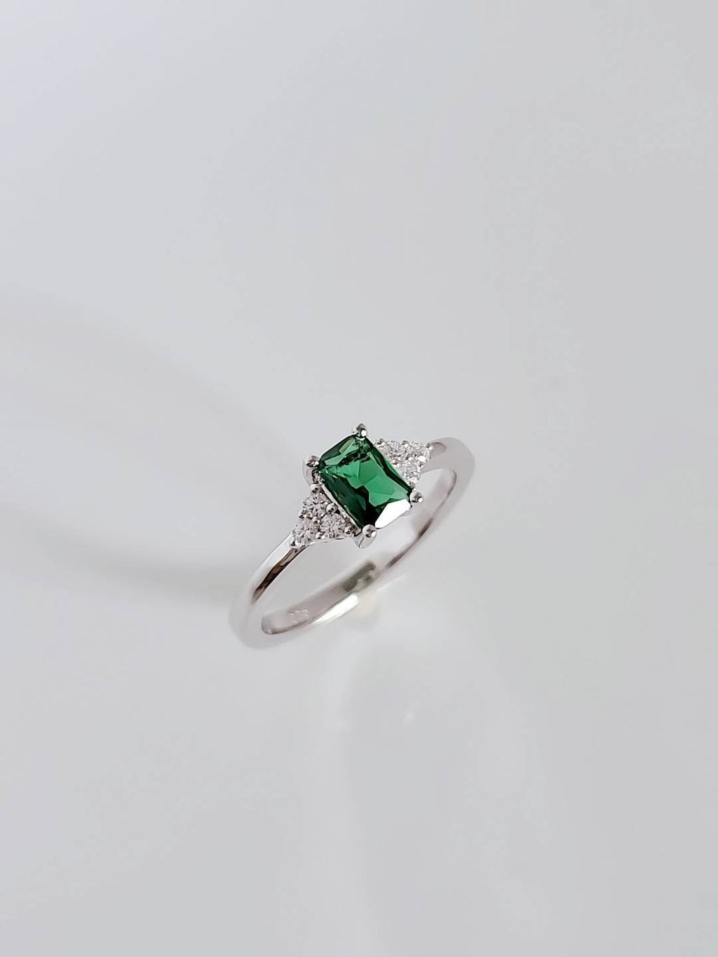 Precious Emerald Ring – 925 Sterling Silver