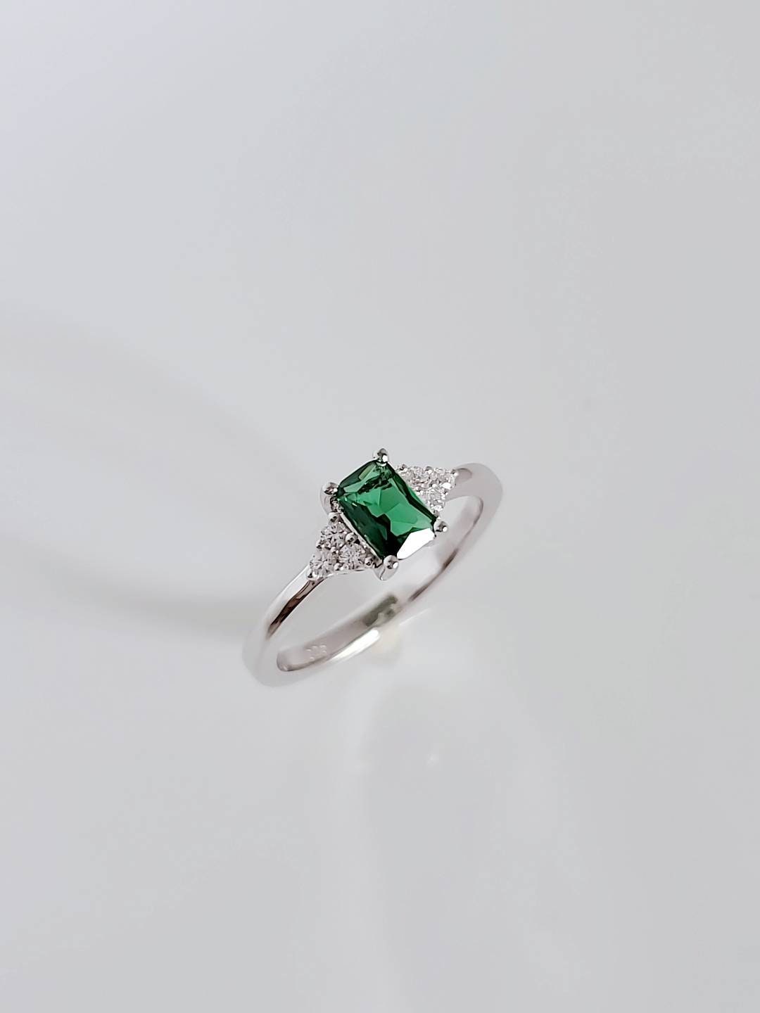 Precious Emerald Ring – 925 Sterling Silver