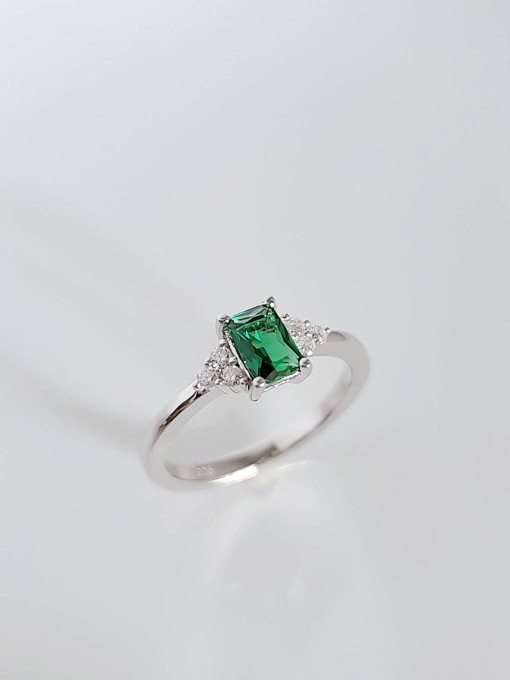Precious Emerald Ring – 925 Sterling Silver
