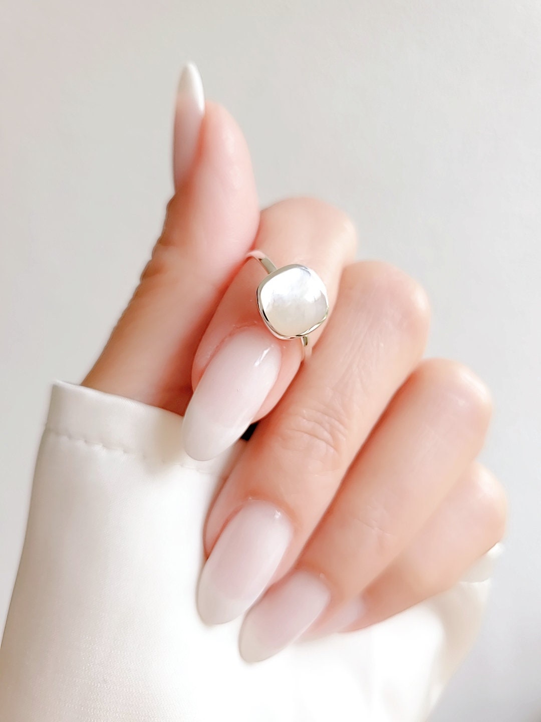 White Natural Mother of Pearl Wedding Ring – 925 Sterling Silver