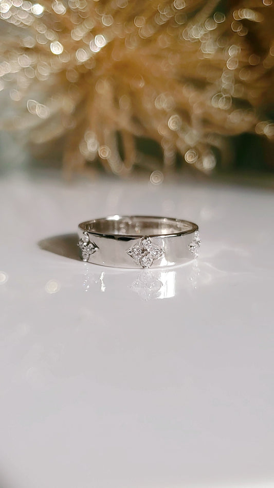 Sterling Silver Clover Ring, Clover 925 Band, Thumb Ring, Clover Ring with Simulated Diamonds, Anniversary Gift, Wedding Band